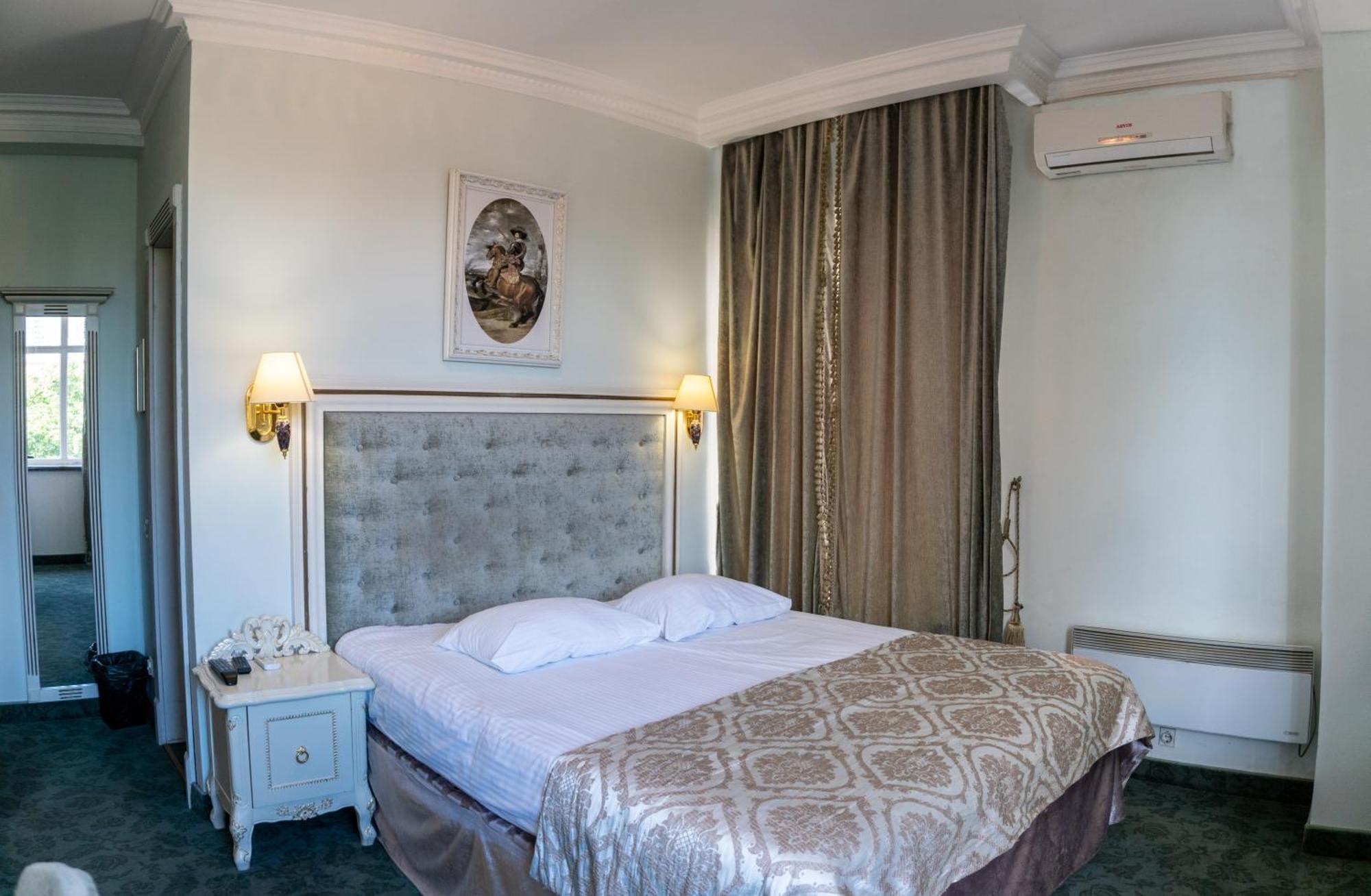 Royal City Hotel Kyiv Exterior photo