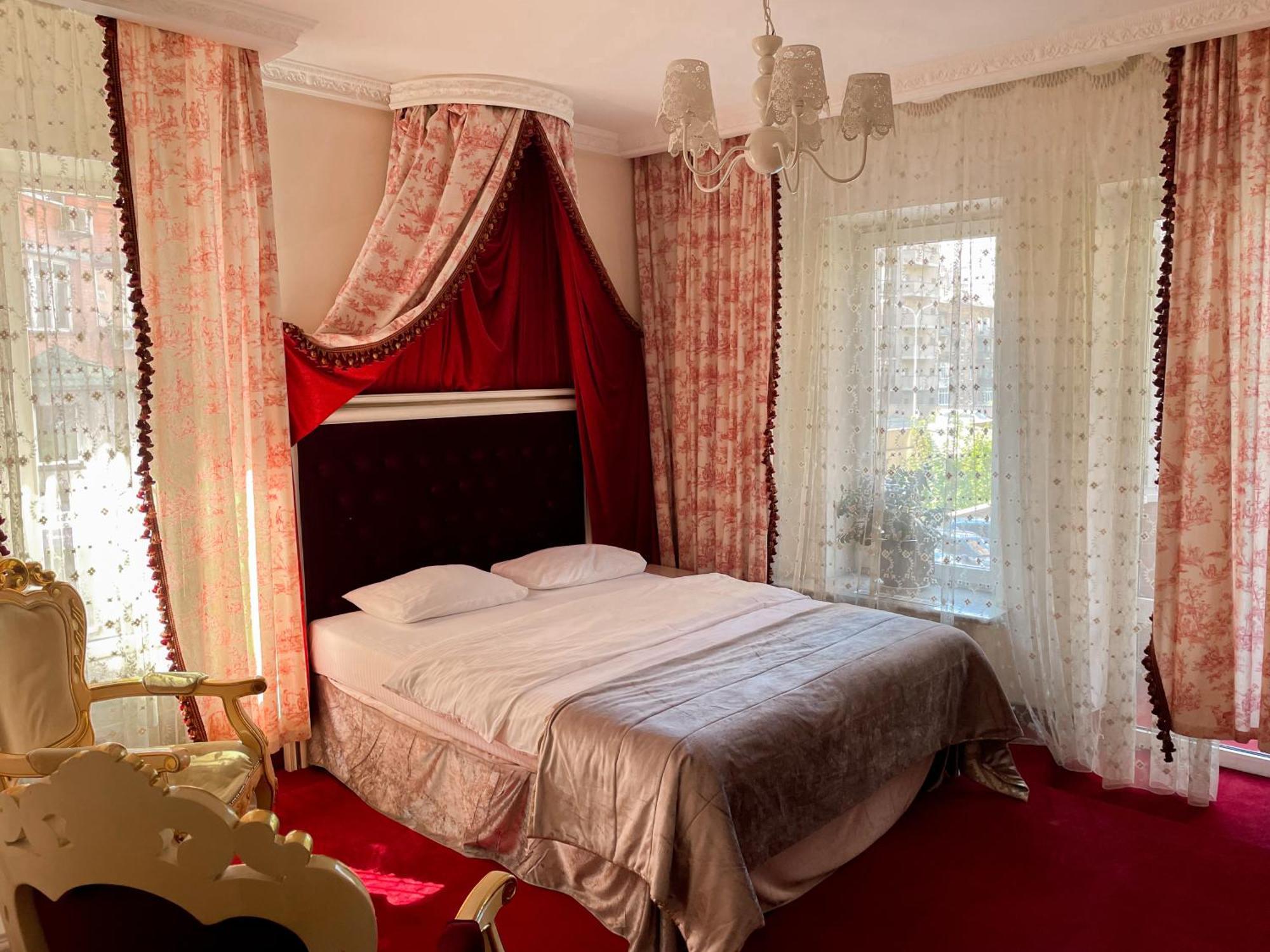 Royal City Hotel Kyiv Exterior photo