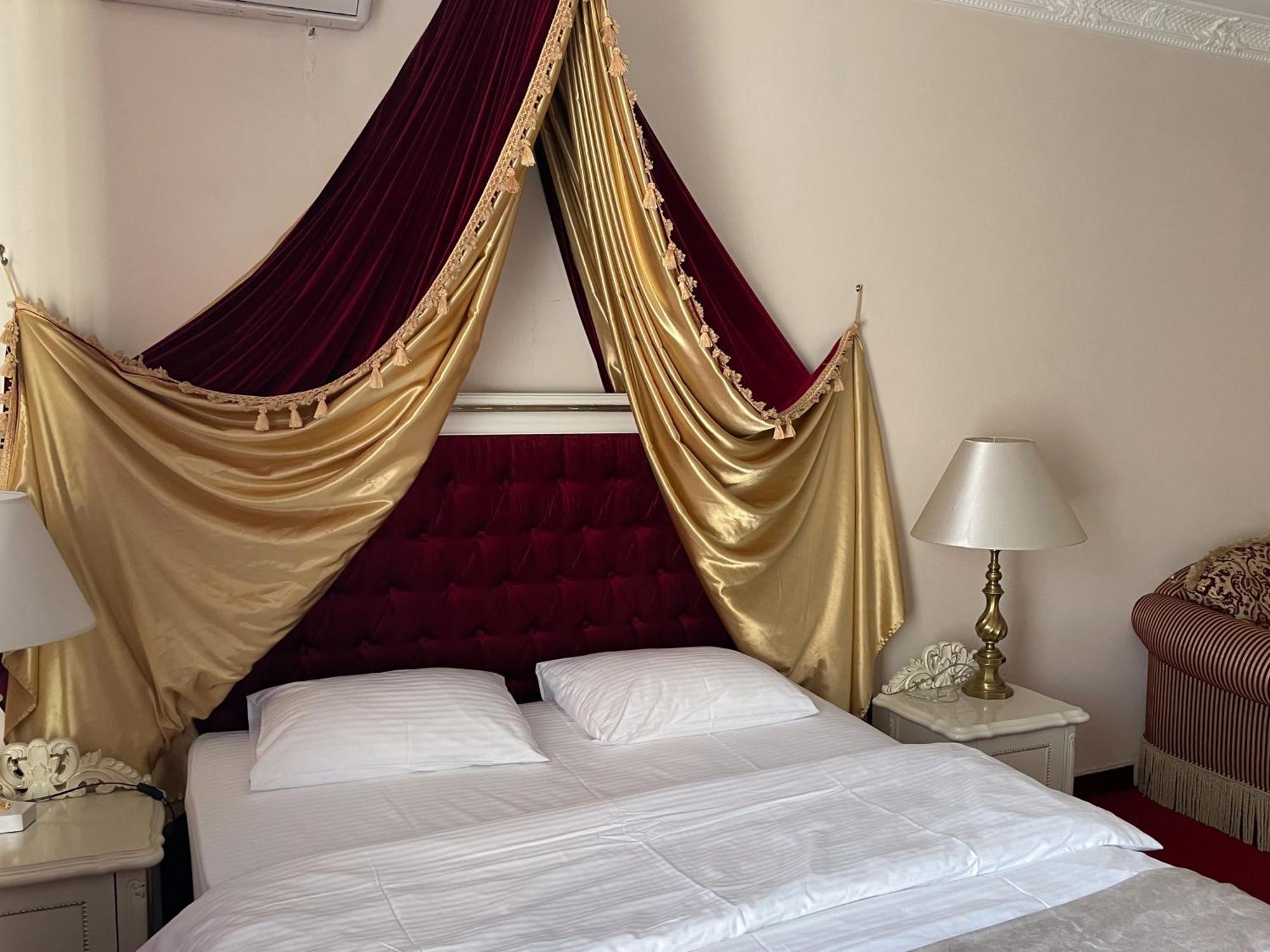 Royal City Hotel Kyiv Exterior photo