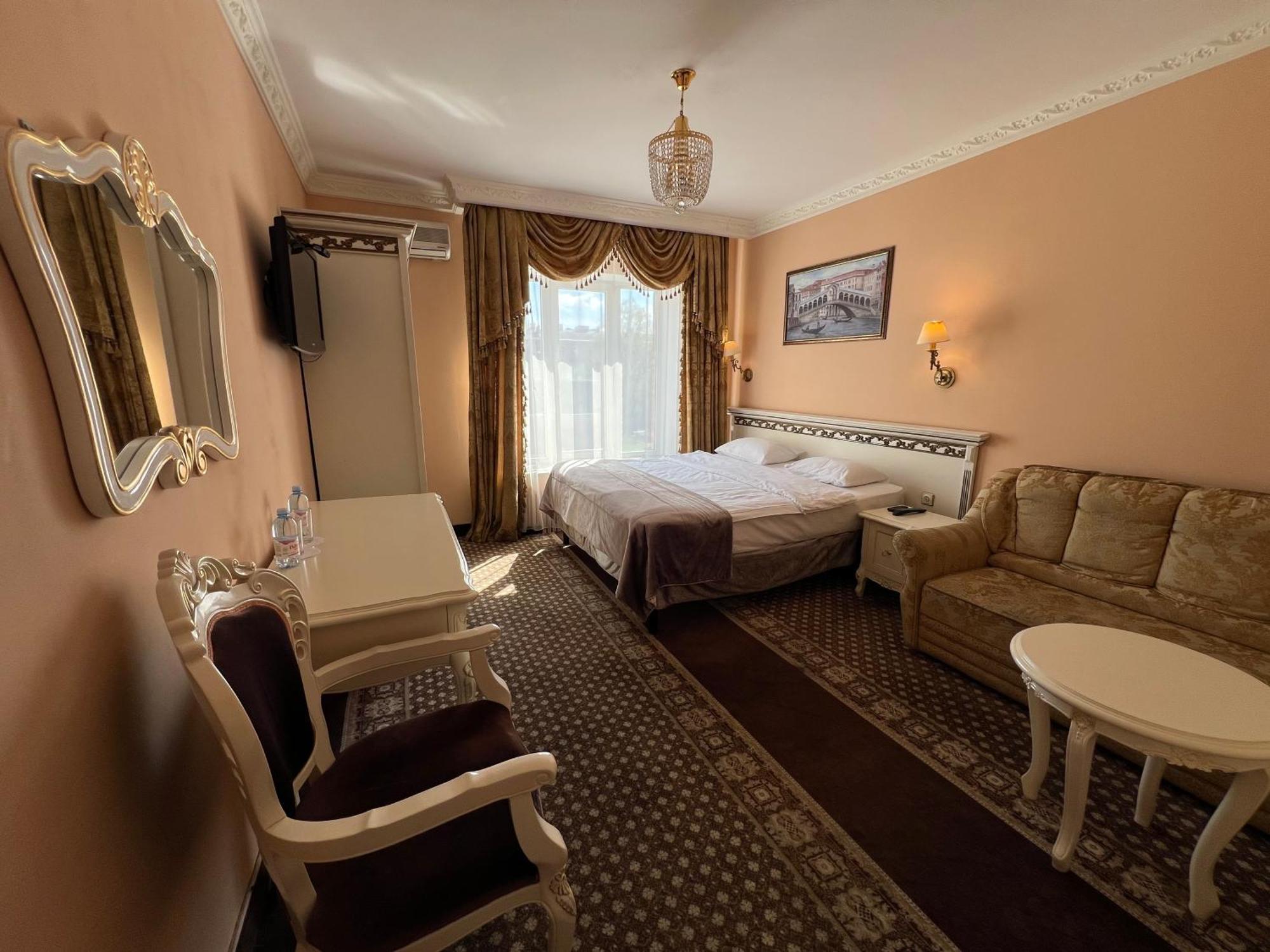 Royal City Hotel Kyiv Exterior photo