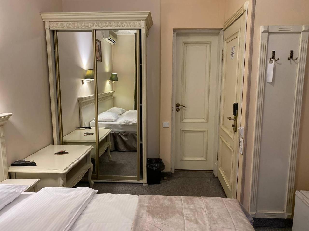 Royal City Hotel Kyiv Exterior photo